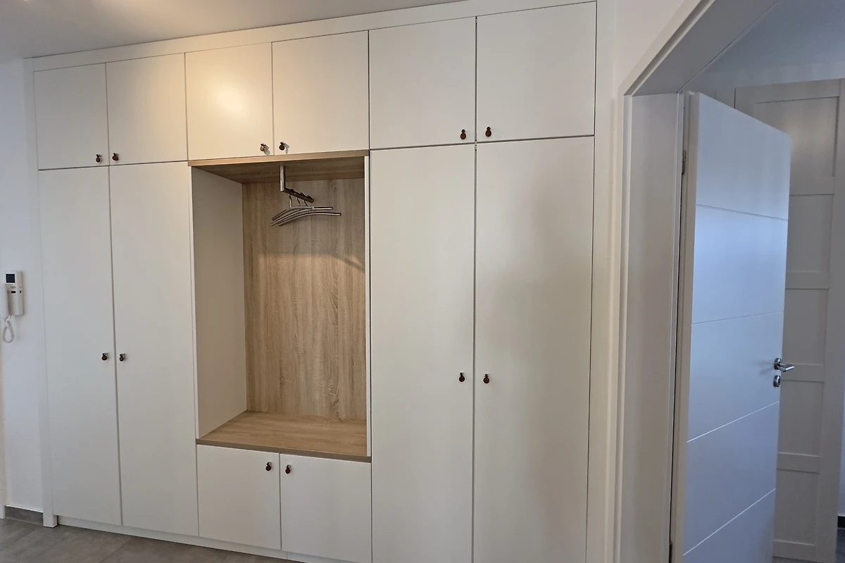 26731_94658385276571