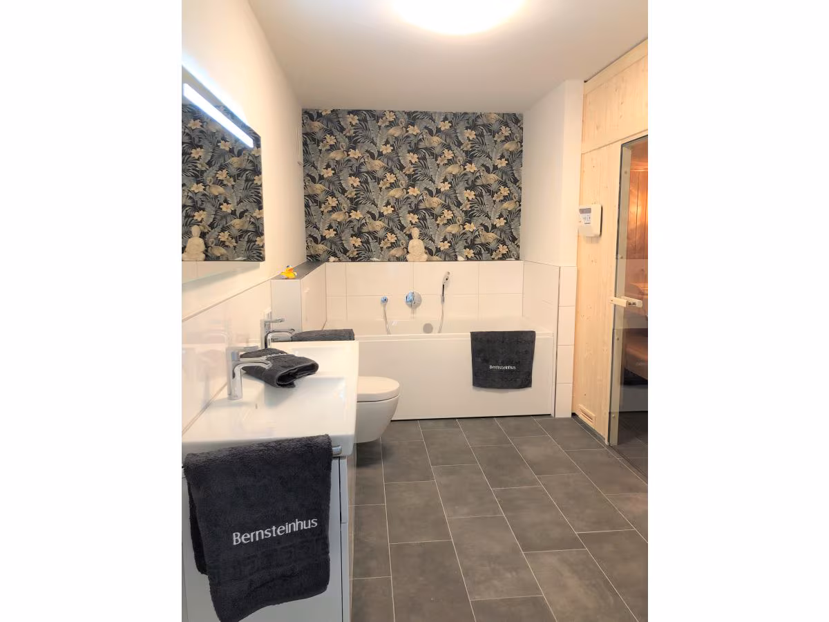 badezimmer-mit-whirpool-und-sauna