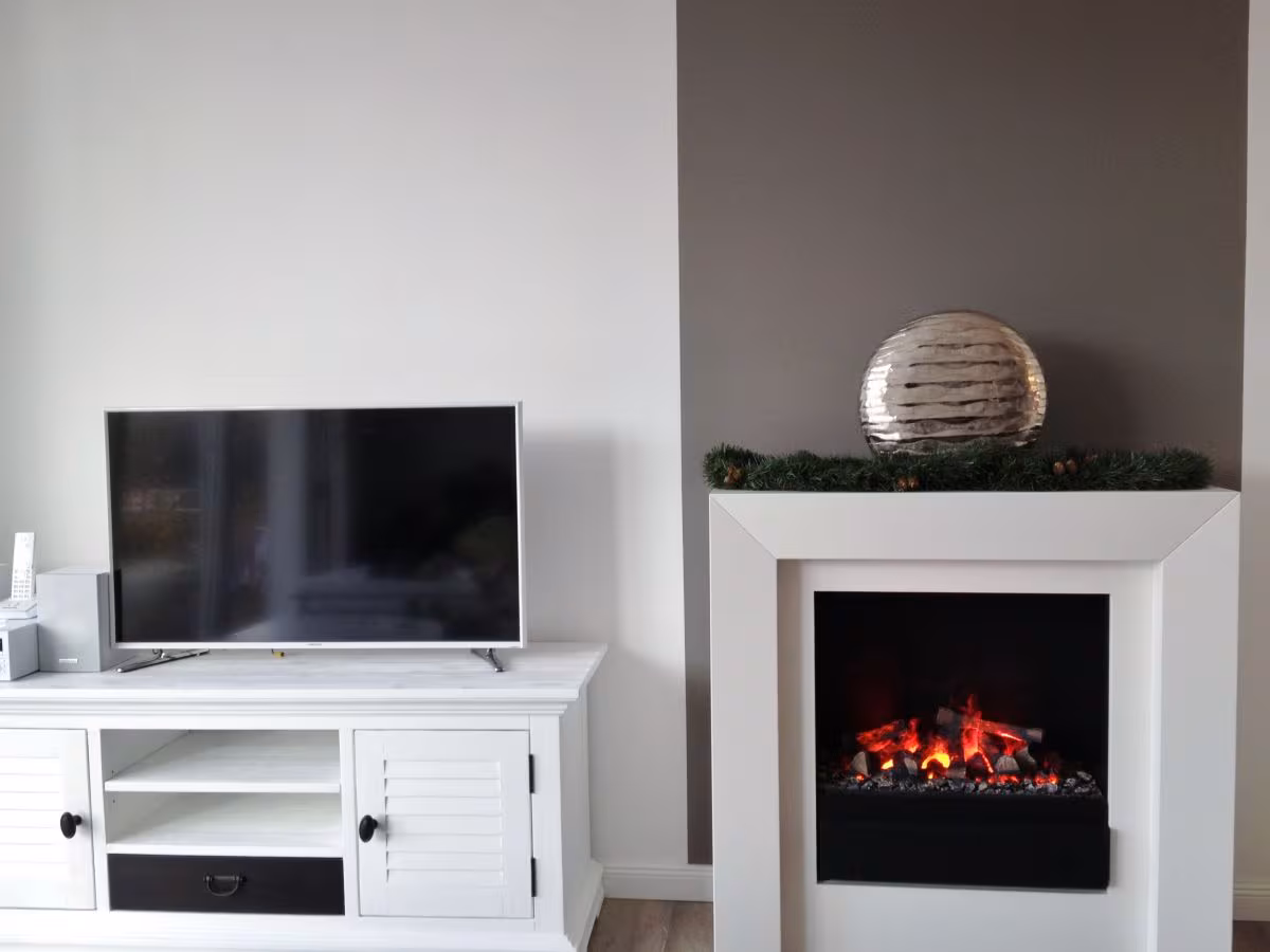 fernseher-und-kamin-im-wohnzimmer-woogehus