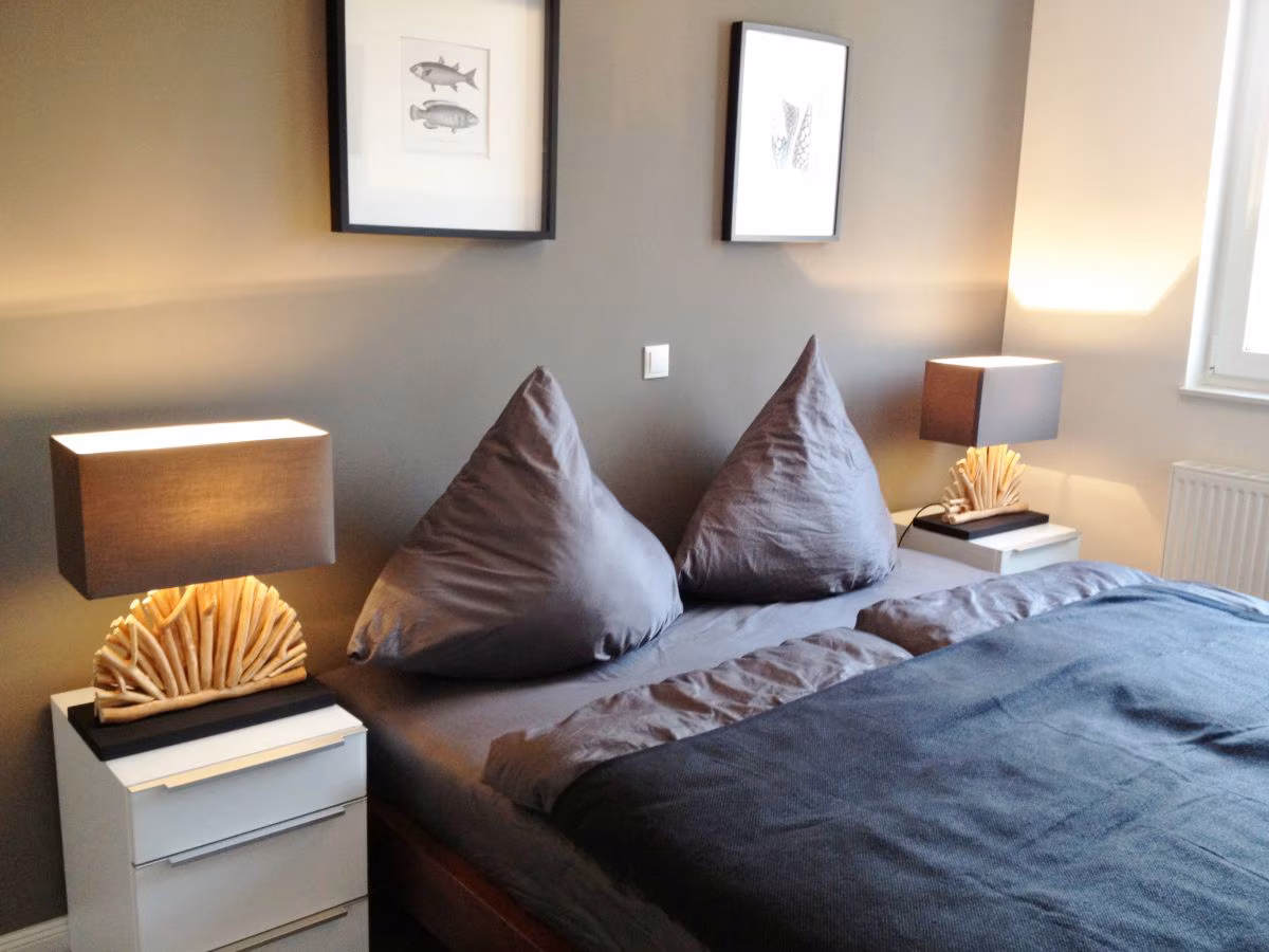 schlafzimmer-mit-boxspringbett-woogehus